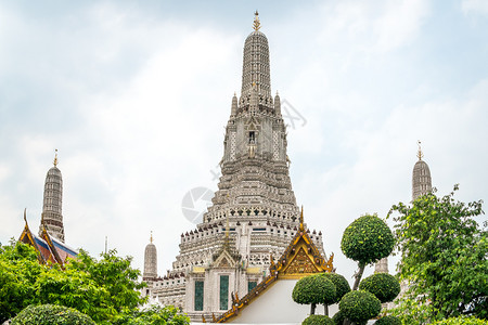 景观佛教泰国曼谷WatArun寺庙的旗子正面图片