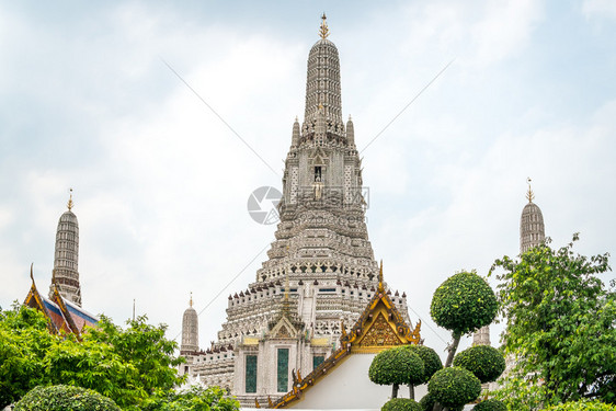 景观佛教泰国曼谷WatArun寺庙的旗子正面图片