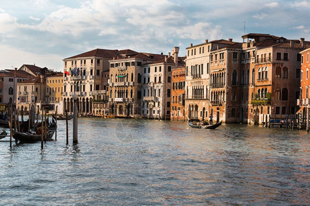 地标建筑学正面在威尼斯与意大利贡多莱和法卡德的GrandCanal图片