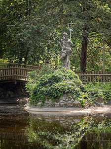 波塞冬雕像在小湖前沉入自然和植被中的反射物历史一种象征图片