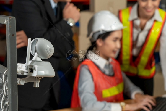 安全的技术监控在仓库工作的人物流供应链和仓库业务概念监控在仓库工作的人oopicapi图片
