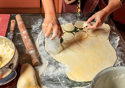 模具家庭主妇亲手准备圆面团块在乌克兰烹饪食品中做模范式的子用乌克兰传统美食制作乌克兰方餐美味的基辅图片