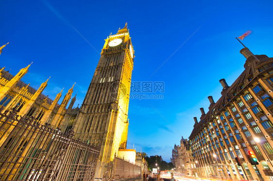 街道英国伦敦威斯敏特宫周围的夜间街头交通城市的地标图片