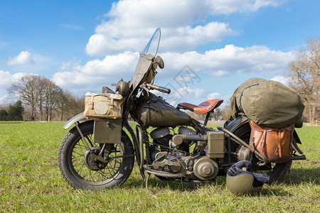 医疗的健康关心旧美国军用摩托车停在草地上展出自然质的览图片
