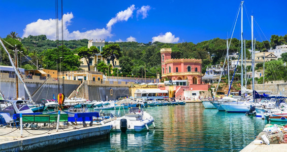 意大利旅游MarinaTricase普利亚美丽的渔村萨伦托暑假的热门去处意大利海上假期普亚迷人的沿海小镇Tricase波尔图船萨背景图片