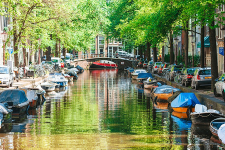 夏天荷兰北省阿姆斯特丹老城的格伦堡瓦尔运河荷兰北省阿姆斯特丹老城的美丽运河屋遗产图片