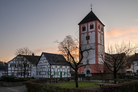 建筑物游客户外Odenthal村中心日出教区堂和旧建筑德国BergisschesLand图片