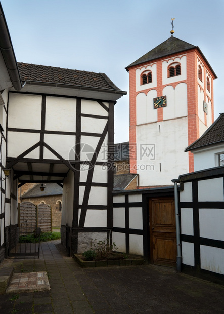 Odenthal村中心日出教区堂和旧建筑德国BergisschesLand建筑学地标图片