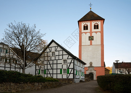 Odenthal村中心日出教区堂和旧建筑德国BergisschesLand土地游客信仰图片