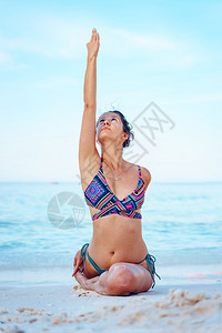 灵正念年轻漂亮的黑人女孩在夏天比基尼泳衣练瑜伽的女孩比基尼泳衣在海边滩上做瑜伽在阳光明媚的假期里女图片