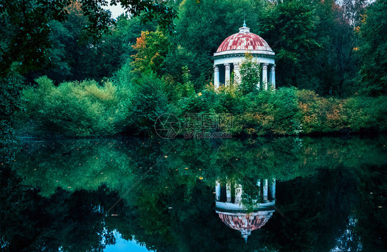 郁葱柱子比科沃2015年9月俄罗斯莫科地区绿公园ManorBykovo的池塘中反映圆顶和柱状的古老白色夜视厅图片