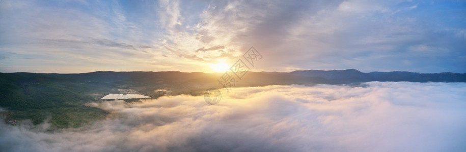 空中全景在清晨看到山上和蓝天空中的白云无人机从天而降的顶层云彩风景最佳有雾抽象的图片