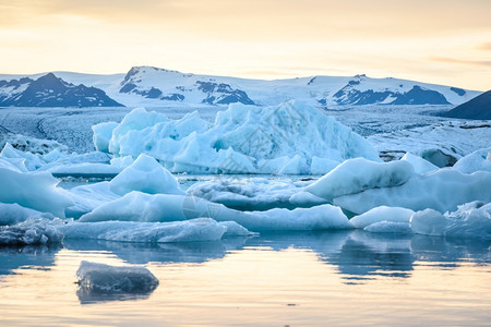 瓦特纳冰川著名的岛Jokulsarlon冰川环礁湖日落时冰山的美丽景象全球变暖概念选择重点美丽的图片