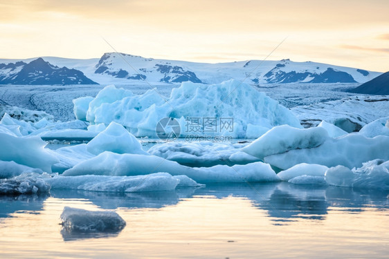 瓦特纳冰川著名的岛Jokulsarlon冰川环礁湖日落时冰山的美丽景象全球变暖概念选择重点美丽的图片
