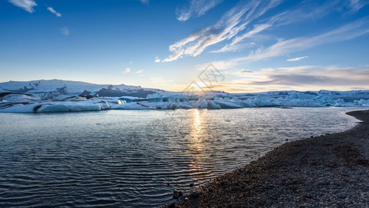 气候全球的水冰岛Jokulsarlon冰川环礁湖日落时冰山的美丽景象全球变暖概念选择重点图片