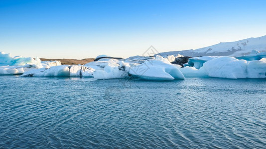 冰岛Jokulsarlon冰川环礁湖日落时冰山的美丽景象全球变暖概念选择重点极冰冻沙龙反射图片