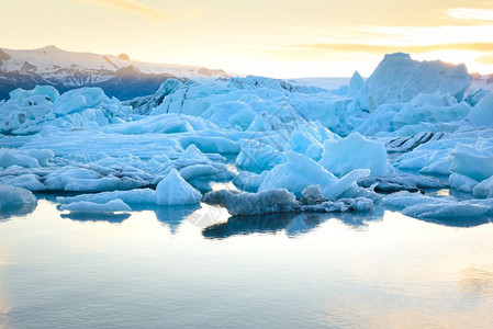 约古沙龙冰岛Jokulsarlon冰川环礁湖日落时冰山的美丽景象全球变暖概念选择重点极端图片