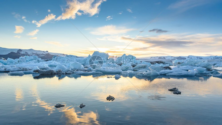 冰岛Jokulsarlon冰川环礁湖日落时冰山的美丽景象全球变暖概念选择重点瓦特纳冰川冷冻欧洲图片