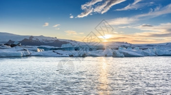 气候白色的欧洲Jokulsarlon冰川环礁湖的山景色美观图片