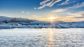 气候白色的欧洲Jokulsarlon冰川环礁湖的山景色美观图片