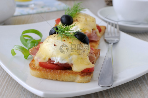 本尼迪克特鸡蛋加火腿和番茄烤面包加奶酪和橄榄蛋白质肉汁早餐图片