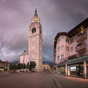 钟楼圣菲利波和贾科莫大教堂在晚上科尔蒂纳丹佩佐意大利建筑学镇图片