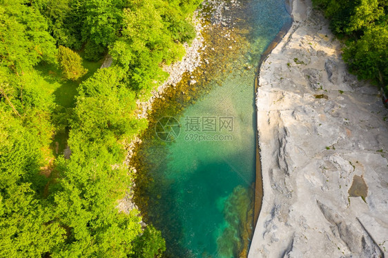 森林惊人的岩石白天塞里奥河的无人风景ValSerianaBergamo图片