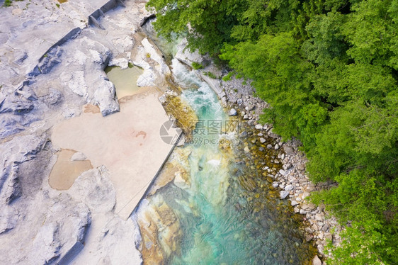 白天塞里奥河的无人风景ValSerianaBergamo夏天游客植被图片