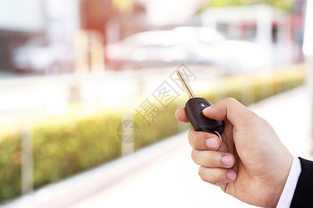 支付服务白色的工作人员展示了将车钥匙交给客户购买新车的汽钥匙图片