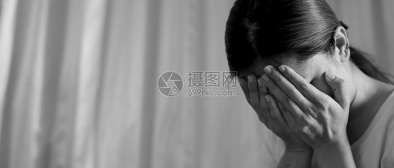 脸恐惧一位与男友分手的坐着压力紧张沮丧失眠的女人伤心图片