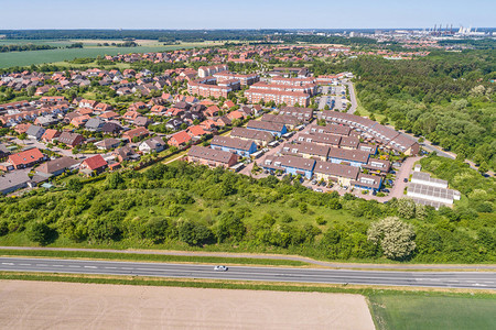 无人机沥青德国沃尔夫斯堡郊区近的空中景象有梯田式房屋半与世隔绝的房屋和独立前方可耕地无人驾驶飞机制成草地图片