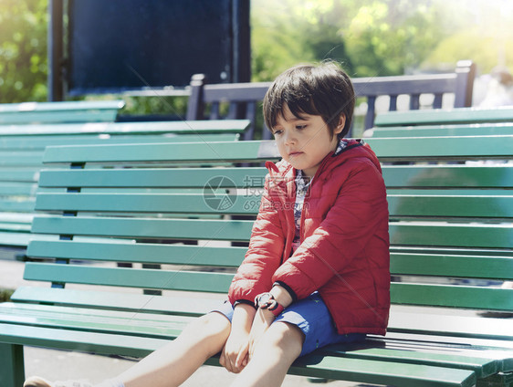 在户外椅子上的小男孩图片
