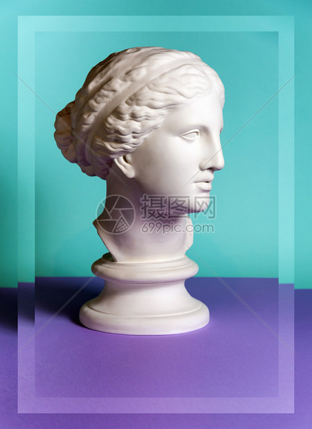 巴斯塔希腊欧洲古代维纳斯德米洛雕像的白色石膏复制品为绿色紫背景的艺术家提供女人脸的石膏雕塑古代像维纳斯头的白色石膏复制品绿色紫背图片