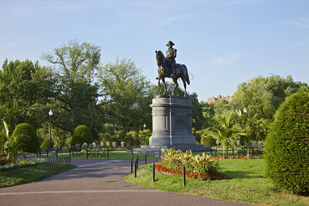 乔治华盛顿在美国马萨诸塞州中波士顿市公共花园骑着马雕像建筑学设计的栅栏图片