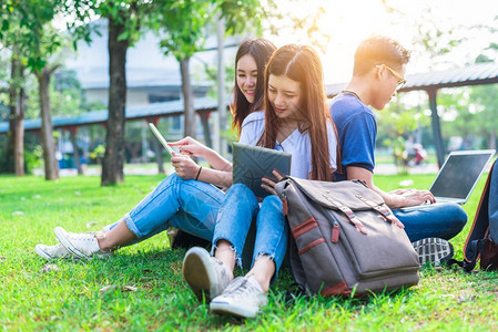 户外学习的学生们图片