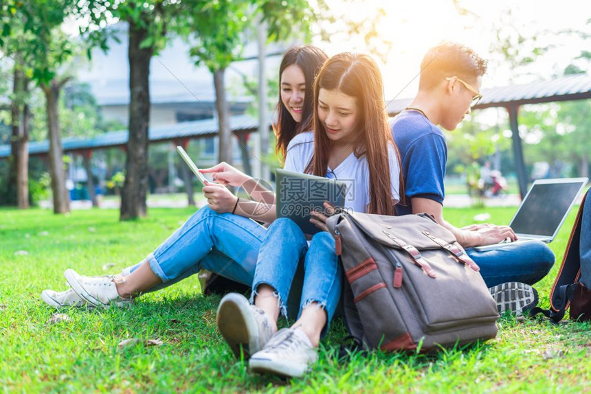 户外学习的学生们图片