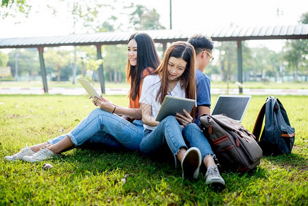 户外学习的学生们图片