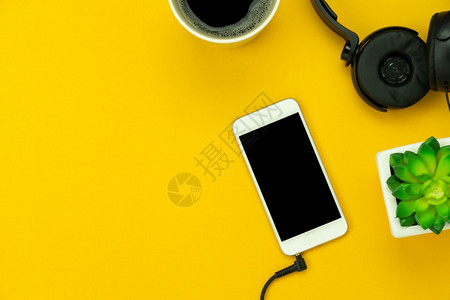 白色移动电话树锅和在现代生锈黄纸和空间上有耳机的白色移动电话树盆Flat各种物体外形图并有现代绿色黄纸和空格上的耳机黄色天线现代图片