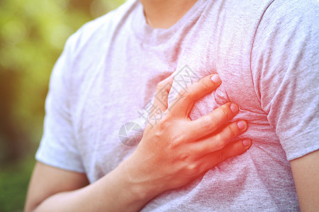 白种人震惊药物男胸口疼痛户外心脏病突发或严重锻炼导致身体震动心脏病红圈强调疼痛健康概念在室外或大规模锻炼导致身体休克心脏病红圈强图片