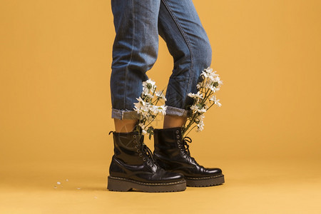 黑发植物妇女双腿穿靴子在分辨率解析中鲜花高品质的美相短女腿穿靴子和鲜花在高质量和清晰的美丽照片概念下里面图片