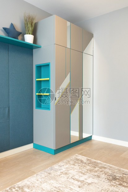 壁龛一个灰色的衣柜有合适架子外墙有几何形状镜子在一个青少年的房间里公寓或垂直住宅中现代内部细节的概念在门奢华图片