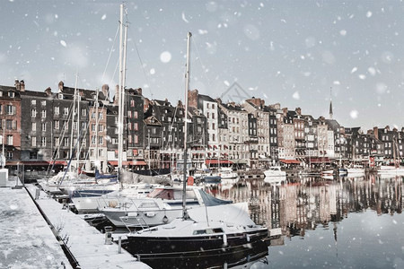雪季的小镇背景图片