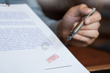 职业就验收签署商文件字笔和经批准在证明合同协议律师亲手概念文件上盖印的签名喷泉笔和经批准的证书合同协议图片