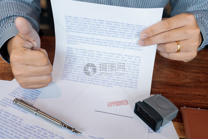 顾问签署商业文件字笔和经批准在证明合同协议律师亲手概念文件上盖印的签名喷泉笔和经批准的证书合同协议商人工作图片