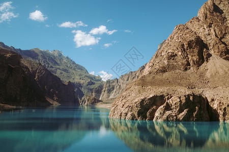 谷在巴基斯坦吉尔特俾提斯坦GojalHunza的Karakoram山脉周围区环绕着阿塔巴德湖水的反射观光著名图片