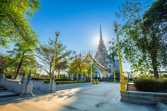 金子WatSothonwarararam是历史中心的一个佛教寺庙是泰国Chachoengsao省的主要旅游景点之一的佛教寺庙重大图片