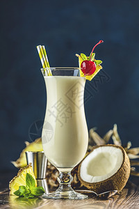 饮料果汁加勒比海由一片菠萝和樱桃装饰的以黑木为背景的鸡尾酒在黑暗木质背景上供奉而成图片