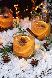手环内格罗尼鸡尾酒Bourbon与肉桂加橙汁和恒星Aisese完美的舒适鸡尾酒为12月寒冷的夜晚葡萄酒喝图片