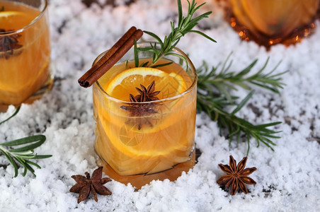 十二月圣诞节内格罗尼鸡尾酒Bourbon与肉桂加橙汁和恒星Aisese完美的舒适鸡尾酒为12月寒冷的夜晚派对图片