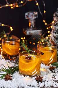 雪内格罗尼鸡尾酒Bourbon与肉桂加橙汁和恒星Aisese完美的舒适鸡尾酒为12月寒冷的夜晚品尝迷迭香图片
